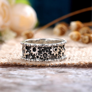 Anello Vintage Unisex in Tono Argento Anticato, Stile Punk Industriale, Accessorio Moda Quotidiano - Product Image 3