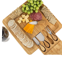 Plateau à fromages en bambou de petite taille avec ensemble de couteaux en acier inoxydable, écologique, compatible micro-ondes, plateau de charcuterie unique pour Noël