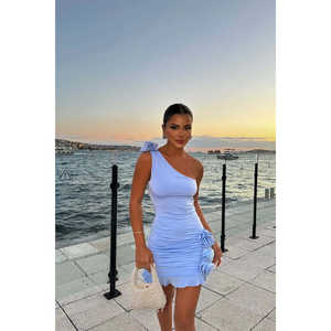 Vestido de noche corto sin tirantes con detalle de rosa azul - Product Image 4