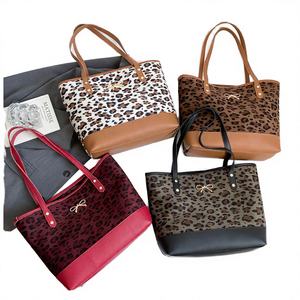 Sacs à bandoulière portables en PU pour femmes, nouvelle mode, style coréen, motif léopard, sacs seau à bandoulière avec pendentif en polyester, vente en gros - Product Image 1