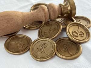 Sceau de cire en papier métallisé coloré avec manche en bois, motif croix fait main pour cartes de mariage et emballages - Product Image 4