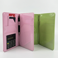 Carpeta Portafolio de Cuero PU Brillante con Calculadora Solar, Ranura para Bolígrafo, Múltiples Ranuras para Tarjetas, Organizador de Documentos de Negocios, Cartera