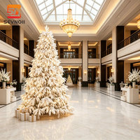 Sapin de Noël pré-éclairé en PE+PVC, feuilles de saule floquées, arbre artificiel enneigé sur pied pour hôtels et centres commerciaux