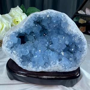800-1000g Blocs de géodes en pierre brute naturelle bleue, Cristaux énergétiques négatifs, Cadeaux artisanaux, Géode de Célestite en forme d'œuf ou de cœur - Product Image 1