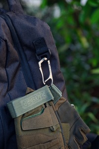 Mosquetón Multiherramienta de Titanio Plateado, Llavero de Supervivencia Portátil para Exteriores, Nuevo Diseño Elegante, Resistente y Duradero para Senderismo y Camping - Product Image 6