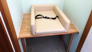 Estación moderna para cambiar pañales de bebé, mesa para pañales, suministros y productos para usar en pisos y alfombras - Product Image 3