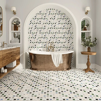 Mosaïque carrée en marbre naturel mélangé, motif géométrique multicolore pour la décoration des murs et des sols intérieurs