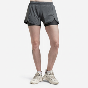 Shorts sportifs gris pour femmes avec taille élastique, tissu tricoté à séchage rapide, taille mi-haute, coupe régulière, poches - Product Image 1