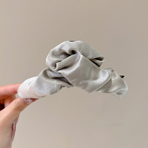 Exquisito clip de tela plisada con brillo de alta gama para primavera y verano, estilo francés, temperamento de influencer, con un toque de alta costura. - Product Image 3