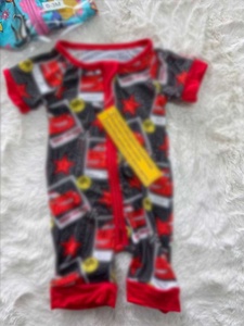 Babylovey Pronto per la Spedizione: Bundle di Vestiti per Neonati a Sorpresa, Tutine in Bambù con Zip Assortite in Stock, Completi per Neonati in Bambù - Product Image 5