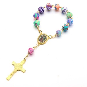 Braccialetto Rosario in Argilla Polimerica Colorata con Croce e Madonna di Guadalupe, Gioiello Cattolico per la Preghiera - Product Image 2