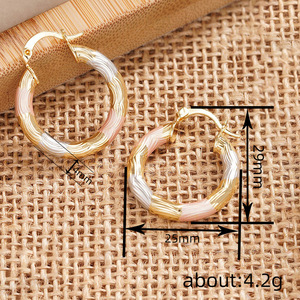 Orecchino a clip in metallo a tre colori con texture lineare, gioiello elegante e minimalista, stile moderno - Product Image 3