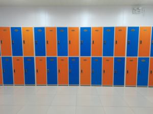 2ประตูต่อคอลัมน์3-5คอลัมน์หนึ่งหน่วยพร้อมราวแขวนผ้าและชั้นวางของตัวแบ่งพีวีซีและ ABS ล็อกเกอร์พลาสติกสำหรับห้องออกกำลังกาย - Product Image 3