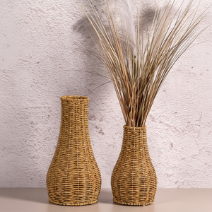 Florero de ratán marrón rústico con acabado tejido, perfecto para patios al aire libre, esquinas interiores y decoraciones interiores modernas - Product Image 1