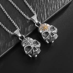 Collar con colgante de calavera de acero inoxidable, dije de hoja de arce de dos tonos, joyería de regalo - Product Image 1