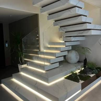 Escalier métallique superposé moderne pour hôtel, villa, loft, avec garde-corps en verre, construction en marbre, design suspendu droit et durable
