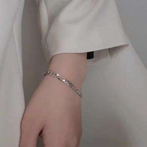 Pulsera Clover Cross Border Multi Premium con Logotipo Personalizado, Acabado en Oro Champagne, Color de Alta Fidelidad - Product Image 4