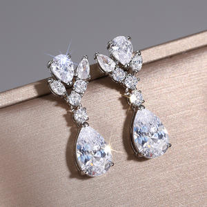 Boucles d'oreilles pendantes classiques en or blanc avec zircon taillé en poire et strass sertis griffe pour mariage, bijoux de mode pour femme - Product Image 4