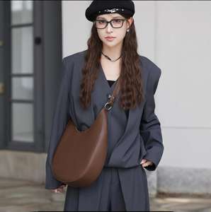 Nouveau Sac Fourre-tout Bandoulière Demi-lune en Cuir Véritable Imperméable pour Femme, Design Niche Tendance - Product Image 1