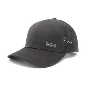 Gorras de Béisbol Deportivas Personalizadas de 6 Paneles, Estructuradas, con Parche de PVC y Goma, de Poliéster Negro Impermeable, con Orificios Cortados con Láser - Product Image 2