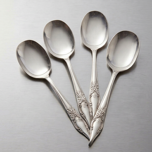 Cucharas de Cena Clásicas de Acero Inoxidable Plateadas en Plata con Mangos Largos, Acabado Espejo, Diseño Duradero para Bodas y Eventos - Product Image 1
