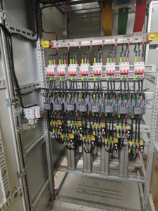Gabinete de Compensación de Condensadores para Ahorro de Energía 400V 350kvar, Reducción de Pérdidas de Línea, Uso Municipal - Product Image 4