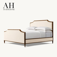 Lit élégant traditionnel en bois foncé avec panneaux capitonnés crème et pieds taillés en diamant pour chambre à coucher, personnalisable OEM