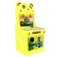 Les enfants à jetons du parc coloré ont frappé la machine de jeu de grenouille gopher