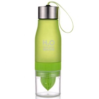 650ML Gel Coloré de Marque Privée SANS BPA Citron H2O En Plastique Fruits Infuseur Bouteille D'eau Avec Poignée De Corde