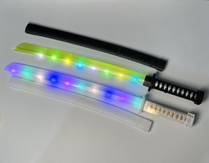 Vente en gros de <span class=keywords><strong>sabre</strong></span> <span class=keywords><strong>laser</strong></span> en plastique multicolore QF pour petit garçon et fille avec LED pailleté, inspiré des samouraïs pour une fête cosplay amusante - Product Image 3
