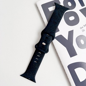 Bracelet de montre en silicone à double boucle avec motif en relief, compatible avec <span class=keywords><strong>Apple</strong></span> <span class=keywords><strong>Watch</strong></span> Series 11 10 9 <span class=keywords><strong>8</strong></span> SE, bracelet sport OEM personnalisé - Product Image 6