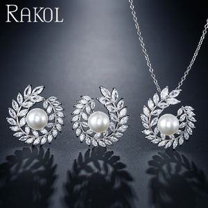 Rakol SP3061 2022ดีไซน์ใหม่ชุดเครื่องประดับสร้อยคอจี้ไข่มุกสีขาวสำหรับฤดูร้อนสุดสร้างสรรค์ต่างหูเม็ดกลมเซอร์โคเนียรูปใบไม้ทรงลูกบาศก์ - Product Image 2