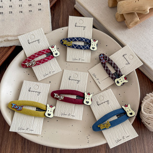 Il nuovo fermaglio ovale a forma di cucciolo con <span class=keywords><strong>lettere</strong></span> a quadretti in stile retrò coreano è realizzato in tessuto e presenta una frangia alla moda sulla <span class=keywords><strong>fronte</strong></span>. - Product Image 4