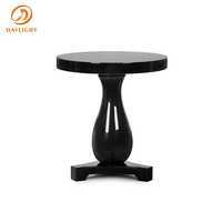 Table d'appoint ronde noire de luxe avec base en piédestal brillant et pieds croisés, élégante table d'appoint pour hôtel, villa, projet, mobilier de salon