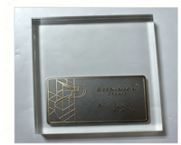 Plaque d'affichage en acrylique personnalisée avec insert métallique thermocollé sans soudure, finition brossée/mate/texturée/pailletée