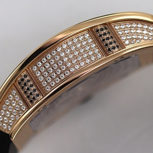 Montre de luxe avec boîtier en forme de baril, onyx noir, index lumineux, fond saphir, fermoir en acier, idéale pour les occasions professionnelles et les soirées. - Product Image 4