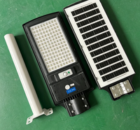 Lampadaire solaire monocristallin haute efficacité intégré avec contrôle crépusculaire pour l'éclairage des autoroutes rurales et des parkings