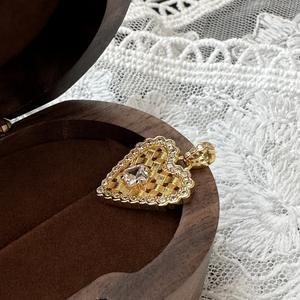 Colgante Retro Francés Italiano de Plata Pura S925 Estilo Vintage con Incrustaciones de Diamantes, Encaje y Corazón Tejido Cepillado - Product Image 5