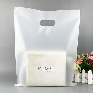 Impresión personalizada Heavy Duty Retail Shopping D2w Bio Degradable Troquelado Bolsas de plástico grandes Embalaje PE Bolsas de ropa Bolsa retráctil