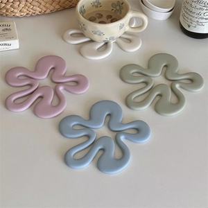 แผ่นรองแก้วซิลิโคนกันความร้อนลายการ์ตูนน่ารัก ดีไซน์สร้างสรรค์  ทันสมัยและเป็นมิตรกับสิ่งแวดล้อม  สำหรับโปรโมชั่นและใช้งานส่วนตัว - Product Image 1