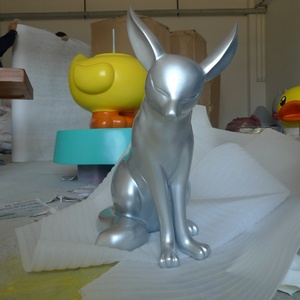 Statue di Animali in Fibra di Vetro Argento Lucido, Arte Moderna per Centri Commerciali e Aree Espositive - Product Image 1