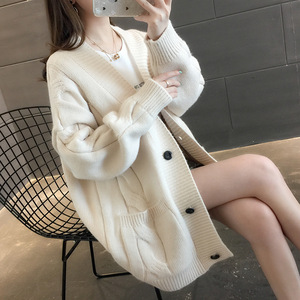 Usine en gros personnalisé automne et hiver femmes décontracté moyen long <span class=keywords><strong>pull</strong></span> tricoté Style paresseux col en v lâche bouton avant - Product Image 2