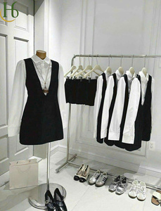 ชุดเซ็ตเสื้อเชิ้ตสีพื้นผ้าทอปกปีเตอร์แพนสีน้ำเงินสำหรับผู้หญิง แต่งขอบสีขาว กางเกงขาสั้นทรงปกติ ผลิตในเวียดนาม - Product Image 3