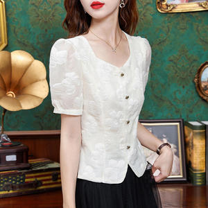 Chemisier élégant pour femme en dentelle transparente à manches trompette mi-longues, broderie florale, style rétro, boutonné - Product Image 3