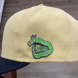 Wholesale Custom Logo Fitted Baseball Club Emblem Soft Enamel Brim Hat Pins For New Era