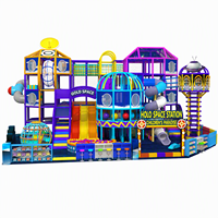 Installation de terrain de jeux intérieur pour enfants, thème immersif, avec dôme d'observatoire, tour OVNI, toboggans doubles en spirale et piscine à balles, structure de jeu pour enfants