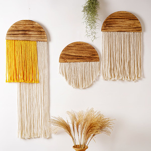<span class=keywords><strong>Tapisserie</strong></span> murale en bois semi-circulaire faite à la main - Nouveauté, style moderne minimaliste avec pompons pour maison bohème - Product Image 1