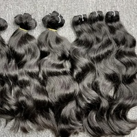 Vente en gros de tissages de cheveux naturels ondulés bruts du Cambodge, extensions de cheveux bouclés birmans, lots de cheveux humains alignés sur les cuticules, fournisseur