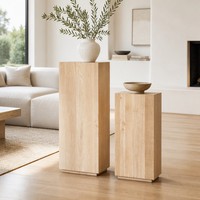 Table basse en bois rustique de style farmhouse avec finition vieillie, idéale pour la décoration d'un salon spacieux