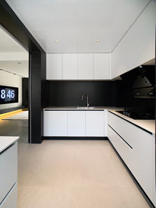 Armoires de <span class=keywords><strong>cuisine</strong></span> modernes en bois gris sans poignées avec un design de panneau bicolore, écologiques pour les cuisines urbaines ouvertes - Product Image 3